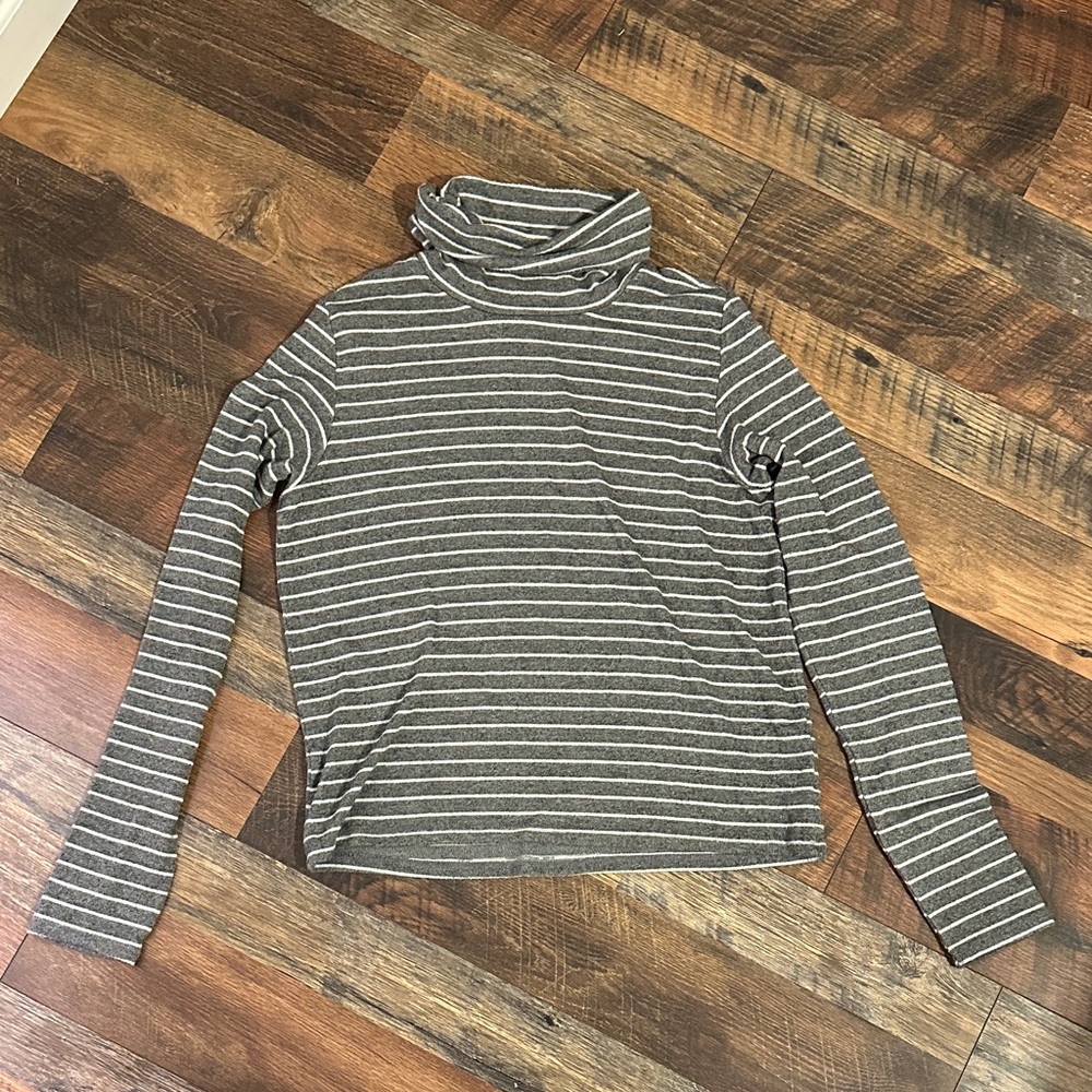 ❤️ 3/$10 Aerie Charcoal and White Striped Long Sleeve Top